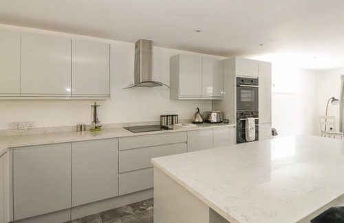 Hunstanton Cottage | Pet-Friendly Oceanfront Escape at The Glass House