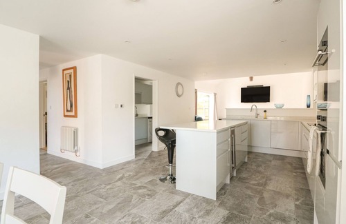 Hunstanton Cottage | Pet-Friendly Oceanfront Escape at The Glass House