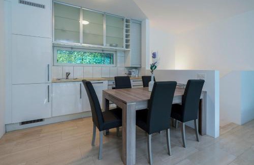 Caslano House | Relaxing Retreat at The Glass House & SPA with Hot Tub