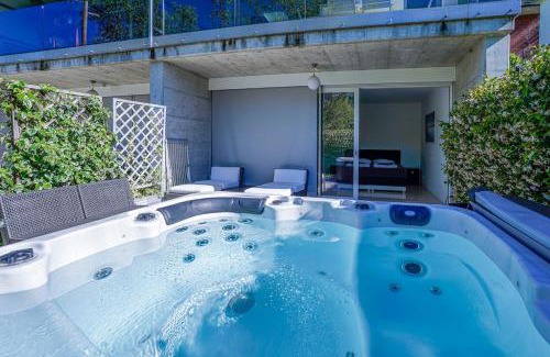 Caslano House | Relaxing Retreat at The Glass House & SPA with Hot Tub