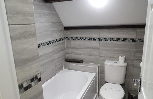 Liverpool Hotel | Guest-Favorite The Glebe Hotel with Breakfast & Family Amenities