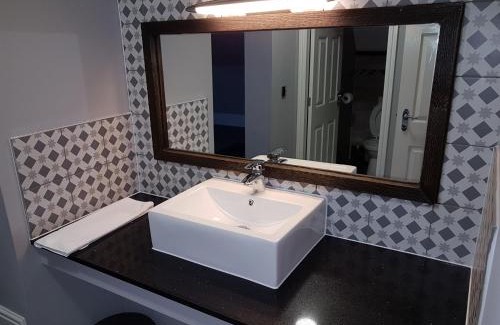 Liverpool Hotel | Guest-Favorite The Glebe Hotel with Breakfast & Family Amenities