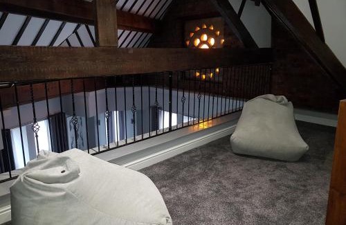Liverpool Hotel | Guest-Favorite The Glebe Hotel with Breakfast & Family Amenities