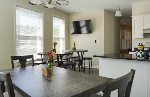 Nauck House | The Glebe House: Host 25, Arcade, Hot Tub, Speakeasy, Family & Friends Getaway
