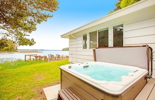 Lakebay House | Discover The Glen Cove Sand Spit & Guest Cottage Retreat