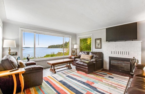 Lakebay House | Discover The Glen Cove Sand Spit & Guest Cottage Retreat