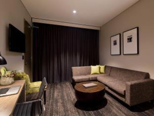 Eight Mile Plains Hotel | Glen Hotel and Suites: Oceanfront Bliss with 5-Star Amenities