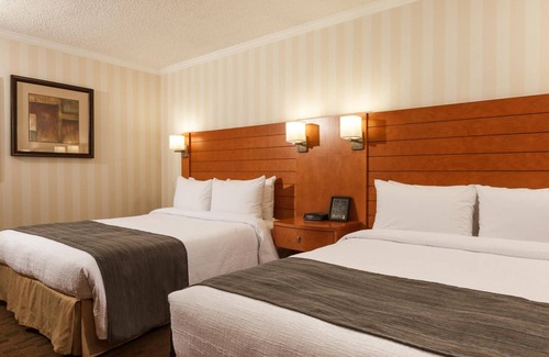 Lynnwood Ridge Hotel | Discover The Glenmore Inn & Convention Centre's Top Amenities
