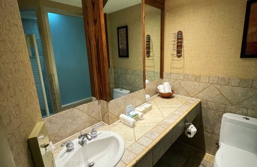 Lynnwood Ridge Hotel | Discover The Glenmore Inn & Convention Centre's Top Amenities