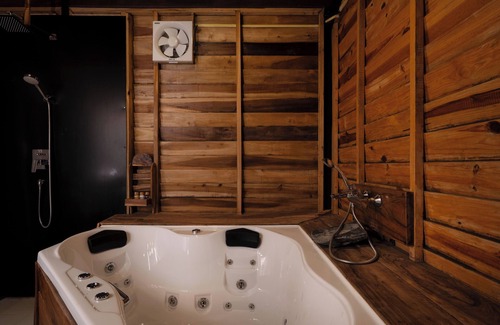 Imbulpe Hotel | Experience The Glenrock: 4-Star Stay with Pool & Spa