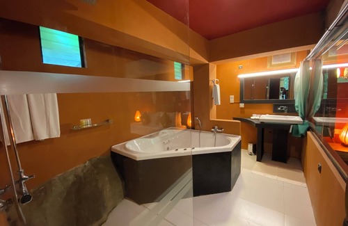 Imbulpe Hotel | Experience The Glenrock: 4-Star Stay with Pool & Spa