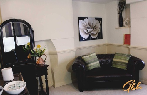 Sampford Peverell Hotel | Discover The Globe Inn: Family-Friendly with Great Dining