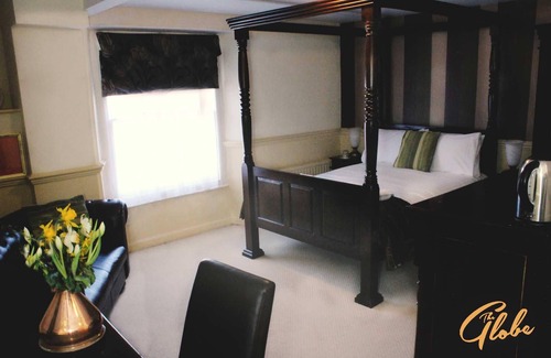 Sampford Peverell Hotel | Discover The Globe Inn: Family-Friendly with Great Dining