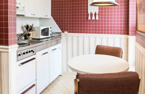 East Greenville Bed & Breakfast | Eco-Friendly Stay at The Globe Inn with Family Amenities