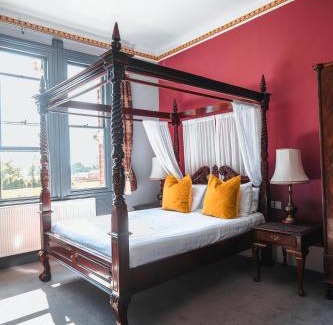 Bartestree Hotel | Cozy Stays at The Godwins with Breakfast & Family Amenities