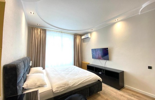 Lypky Apartment | Discover The Gold House: 4-Star Hotel & Pet Friendly Stay