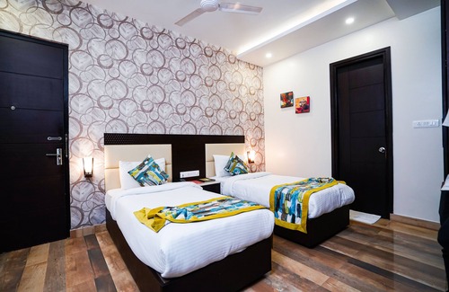 Mahanagar Hotel | Experience The Golden Apple: Family-Friendly with Breakfast