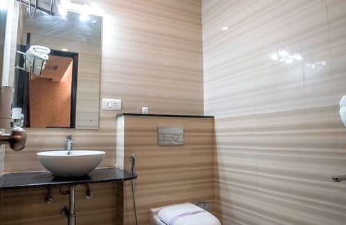 Mahanagar Hotel | Experience The Golden Apple: Family-Friendly with Breakfast