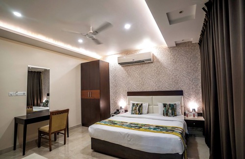 Mahanagar Hotel | Experience The Golden Apple: Family-Friendly with Breakfast
