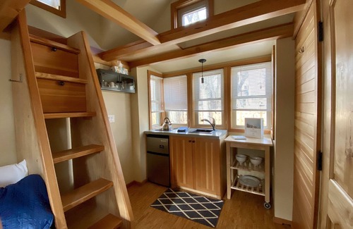 Lyons Resort | Golden Aspen - Cozy Tiny House by the River Near Rockies
