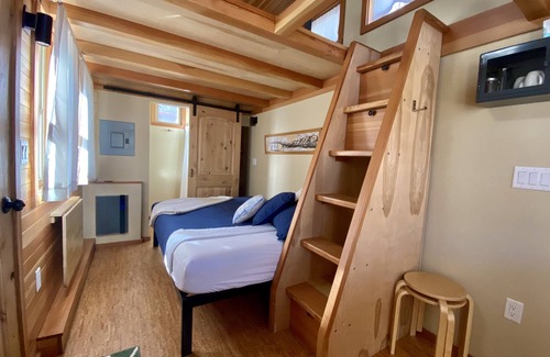 Lyons Resort | Golden Aspen - Cozy Tiny House by the River Near Rockies