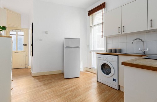 Shepherd's Bush Apartment | Discover Goldhawk Road Apartments with Family-Friendly Amenities