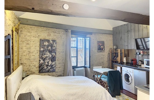 Vezelay Apartment | Cozy Getaway: The Good Studio Near Vezelay Basilica
