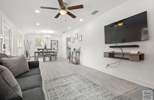 Tampa House | Good Vibes Only Cottage: 4-Star Pet & Child Friendly Retreat