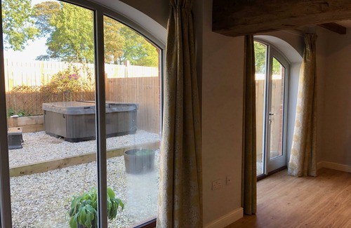 Cottingham House | Relaxing Getaway at The Granary Cottage with Hot Tub
