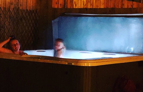 Cottingham House | Relaxing Getaway at The Granary Cottage with Hot Tub