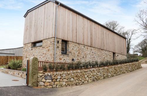 Mawnan Smith House | Top-Rated Family and Pet-Friendly Stay at The Granary