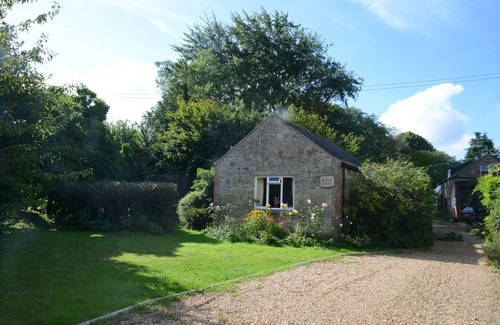 Godshill Cottage | Relax at The Granary: Cozy Cottage with Pool & Garden