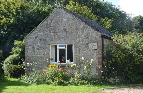 Godshill Cottage | Relax at The Granary: Cozy Cottage with Pool & Garden