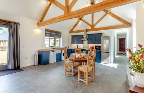 Inchbrook Cottage | Explore the Cotswolds with Family-Friendly Amenities