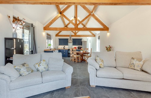 Inchbrook Cottage | Explore the Cotswolds with Family-Friendly Amenities