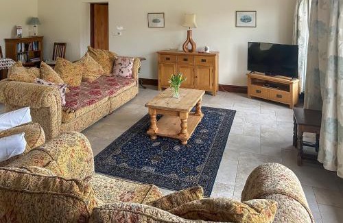 Calne House | Discover Comfort at The Granary - 4-Star Family-Friendly Stay