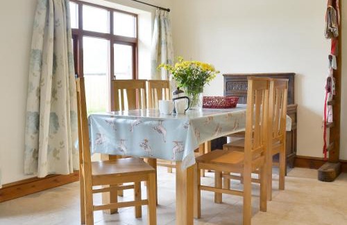 Calne House | Discover Comfort at The Granary - 4-Star Family-Friendly Stay