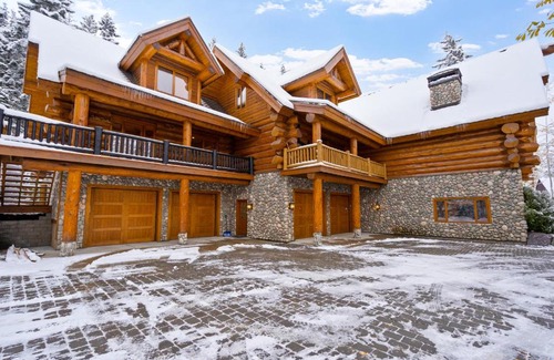 Whitefish House | Discover The Grand Alpine Lodge: Family & Pet Friendly Stay