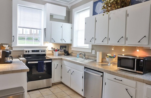 Anniston House | Guest Rated 10/10 at The Grand Colonial Manor - Enjoy Breakfast!