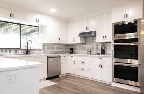 The Colony House | Relaxing Getaway: 4 Bedroom Home with Breakfast Included