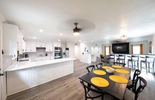 The Colony House | Relaxing Getaway: 4 Bedroom Home with Breakfast Included