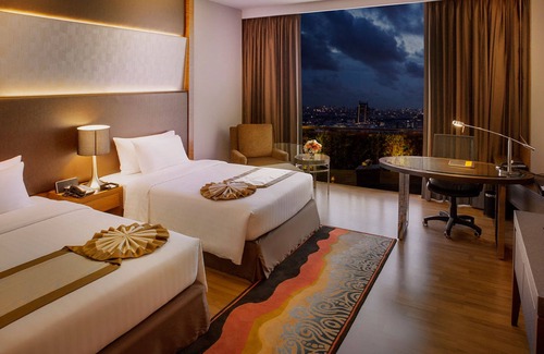 Hua Mak Hotel | Elegant Getaway at The Grand Fourwings Convention Hotel