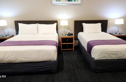 Griffith Hotel | Experience The Grand Motel: 4-Star Comfort & Family Amenities