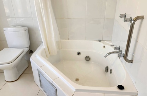 Griffith Hotel | Experience The Grand Motel: 4-Star Comfort & Family Amenities