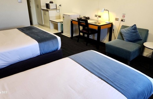 Griffith Hotel | Experience The Grand Motel: 4-Star Comfort & Family Amenities
