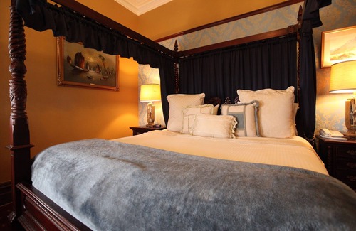 Devonport Bed & Breakfast | Experience The Grand On Macfie: 4-Star Retreat with Breakfast