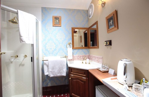Devonport Bed & Breakfast | Experience The Grand On Macfie: 4-Star Retreat with Breakfast
