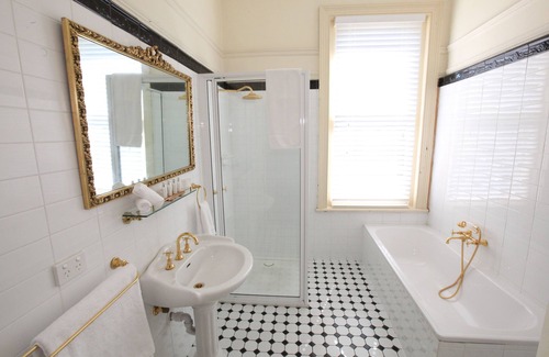 Devonport Bed & Breakfast | Experience The Grand On Macfie: 4-Star Retreat with Breakfast