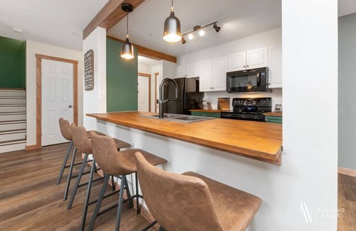 East Kootenay Condo | Experience The Grand Peak: Hot Tub, Pool & Gym Await