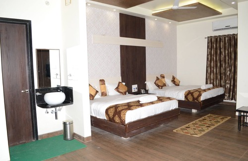 Seoni Hotel | Discover The Grand Rajwada: Child-Friendly Stay with Breakfast